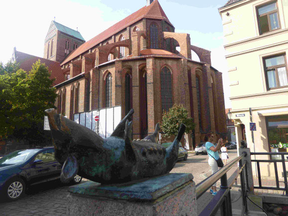 Backsteingotische Nikolaikirche von der Schweinsbrücke gesehen