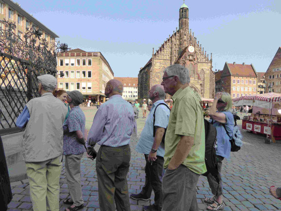 Erläuterungen am "Schönen Brunnen" am Hauptmarkt mit Blick auf die Frauenkirche