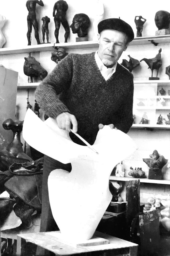 Bildhauer Engelin im Atelier mit Gipsmodell für Phönix