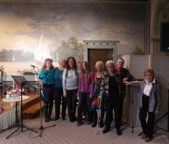 Die Gruppe LIT bei der Frauenmärz-Lesung am 11. März 2018 im Goldenen Saal des Rathauses Schöneberg, im Hintergrund eines der beiden Wandgemälde von Matthias Köppel