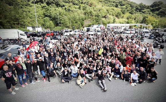 令和５年８月に開催し、約400人が参加したチャリティーツーリングイベントでの集合写真