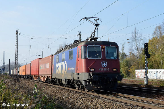 421 381-5, wegen ihrer schweizerischen Herkunft auch liebevoll "Heidi" genannt, zieht am 29. Oktober 2014 einen Containerzug durch Leipzig-Thekla