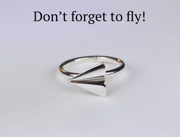 anello con aeroplano di carta della collezione Origami di Calcagnini Gioielli. Anello Paper plane fatto a mano in argento.