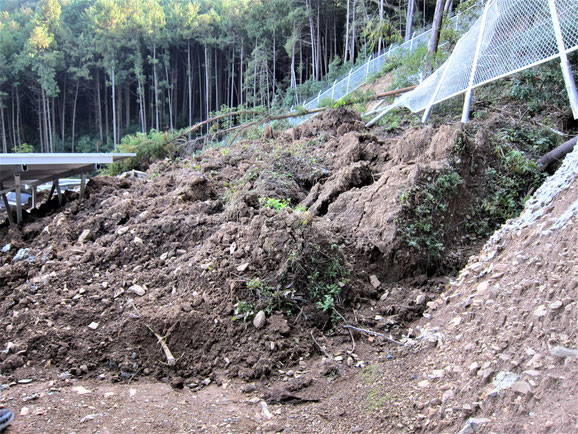 豪雨で、土の斜面が崩した現場場の写真です。このような場合は、布団カゴで予め土留をする必要があります。