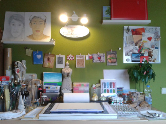 Hier ein kleiner Einblick in unser Atelier. Hier ist genügend Platz für Malerei, Bildhauerei und Design