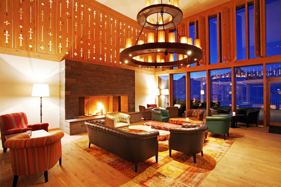Insert de cheminée STAFFIERI: Fabrication individuelle d'une cheminée à trois côtés à l'hôtel Frutt Mountain Resort, Lodge & Spa.