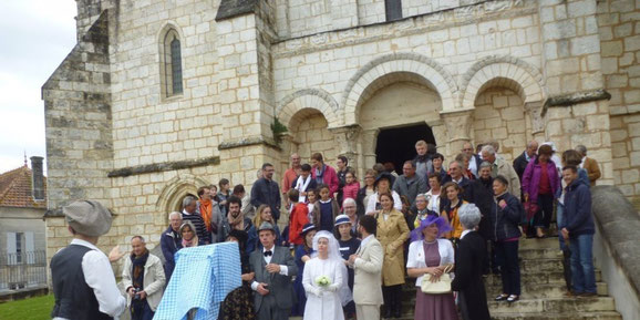 Le « Mariage déjanté » a bien plu ! © PHOTO C. R. La pluie s'est invitée au « Mariage déjanté », vendredi 17 juin en fin d'après-midi. Les parapluies s'ouvraient et se fermaient suivant sa bonne volonté,... La pluie s'est invitée au « Mariage déjanté », v