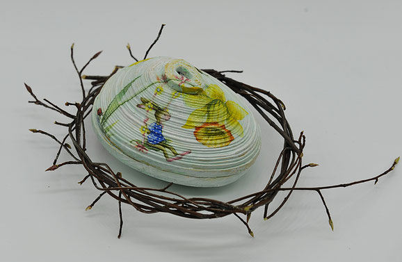 Osternostalg-Ei, Deckeldose aus Zeitungspapier mit Decoupage