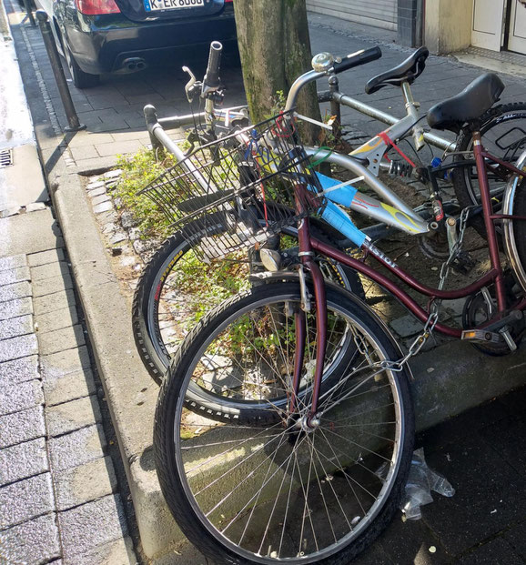 Die Fahrradleichen wurden vom Ordnungsamt markiert.