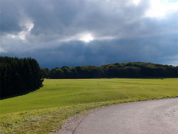 dunkelblauer Himmel vor einem Gewitter bei Sonnenbühl Schwäbische Alb