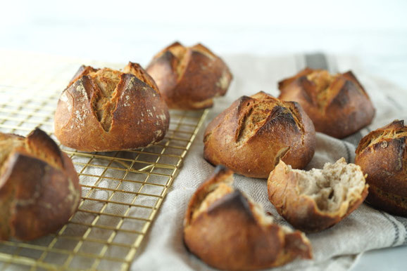 Roggenbrötchen aus dem Dampfgarer.