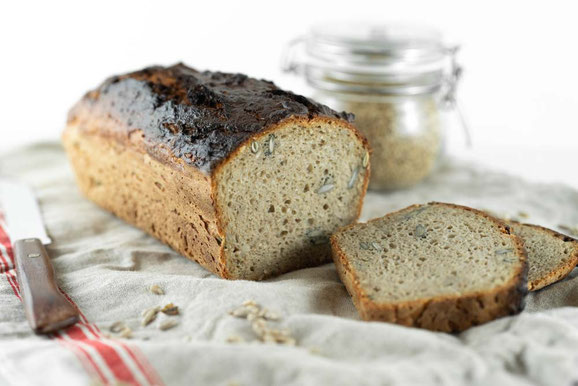 Kasten-Roggenbrot aus dem Dampfgarer.