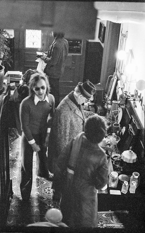 Trödelmarkt im Hausflur der Grenzstrasse. Links mit Sonnenbrille Norbert Axnick, rechts mit Hut: Vermieter Hotes. © Larry Maglott