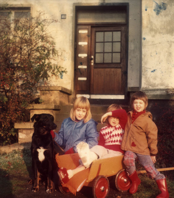 Die "Kurzen" Hotes 1973: Hund Bobbi, Andrea, Katja (mit Bein in Gips nach Mutprobe-Sprung von Hochbett in der benachbarten Studi-WG Grenzstrasse 41), Olliver