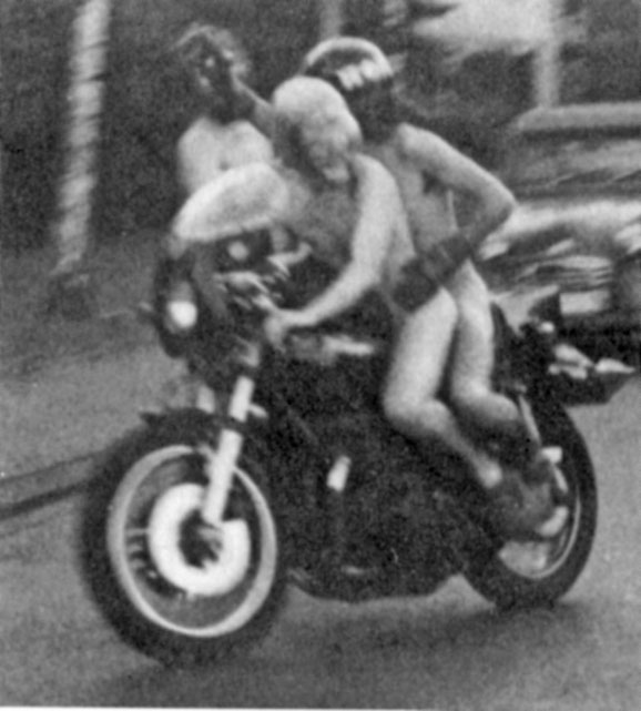 Tom Höfler & Ekke Braas, Juni 1976 Rückkehr von gemeinsamer Testfahrt auf CB750 (unbekleidet), im Hintergrund Gerda Bastes "Ente" und entweder Klaus Schürmann oder Mike Dominicus von Ekkes Hand verdeckt © Christian Kuschner