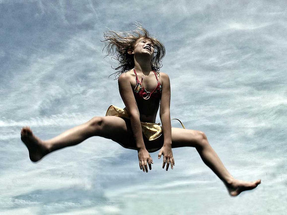 прыгающие люди в фотографии-28