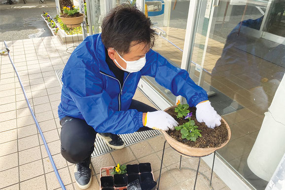 令和4年 ＪＲ堅田駅前を美しくする会 （秋の花の植え替え作業）