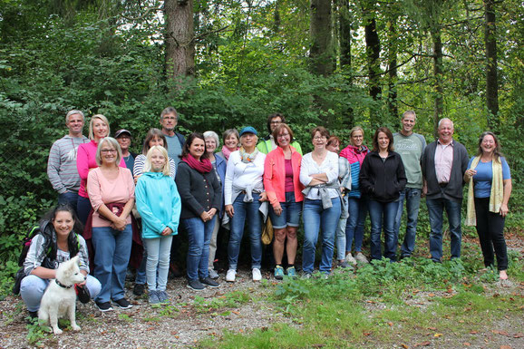 Die erste Gruppe der UWG-Kräuterwanderung mit Antonia Knobloch