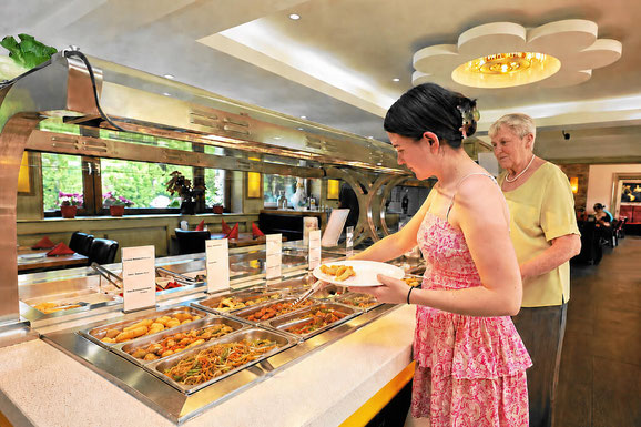 Selbstbedienung - Gäste wählen Speisen im China Restaurant Mayflower
