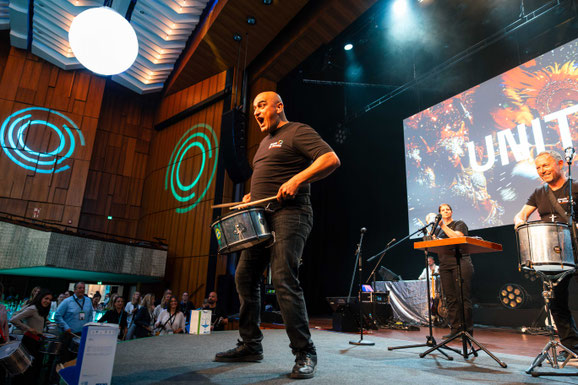 Foto eines Team-Drumming Events, bei dem die Teilnehmer echte Begeisterung spüren.