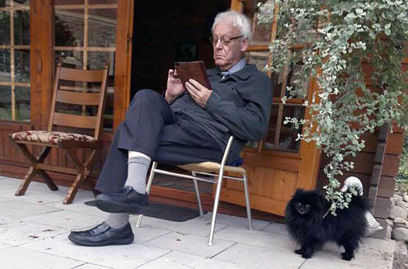 Walter Böcker mit Smartphone  und Kleinspitz Benni