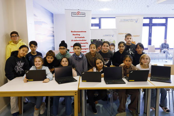 Laptop-Übergabe, großzügig unterstützt durch die Offenbacher Firma Treml&Sturm. (Bild: BSO)