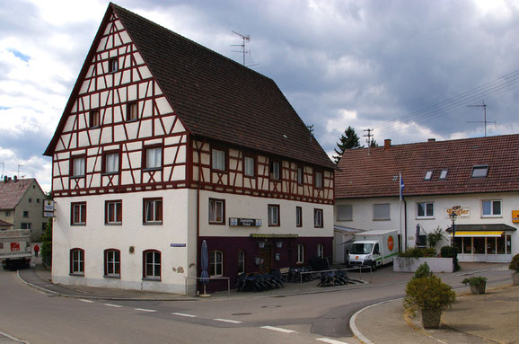 Das mehr als 400 Jahre alte Obermarchtaler Gasthaus "Kreuz". Zum geräumigen Konzertsaal in der zweiten Etage führen mehrere Treppen. Immer wieder eine Herausforderung für Bands mit viel Equipment. Foto: Miche Hepp 