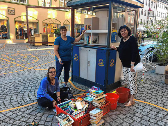 Beim Weinfest des Lions Clubs machen die Frauen der Lions-Mitglieder Großputz und säubern den Pavillon gründlich. | Bild: Sebastian Küster