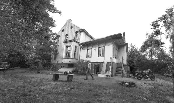 seitliche Front Tiergartenstr. 1977 (woher kam das Kreuz am Anbau / Wintergarten? Studenten-Ulk?) © Eyk Stein