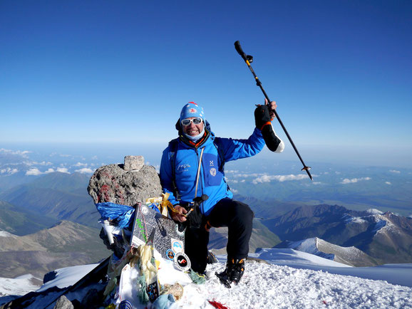 Dominik bei Traumwetter am Gipfel des Elbrus, Elbrus Besteigung, Elbrus Expedition