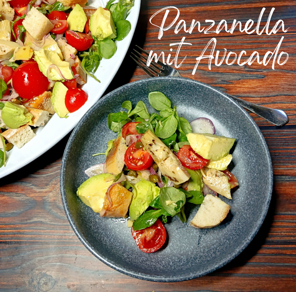 Panzanella, italienischer Brotsalatm heute mal mit Avocado, Artischocken und Kapern