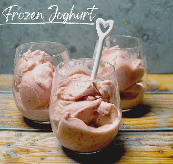 Fruchteis mit Joghurt, Erdbeeren und Bananen