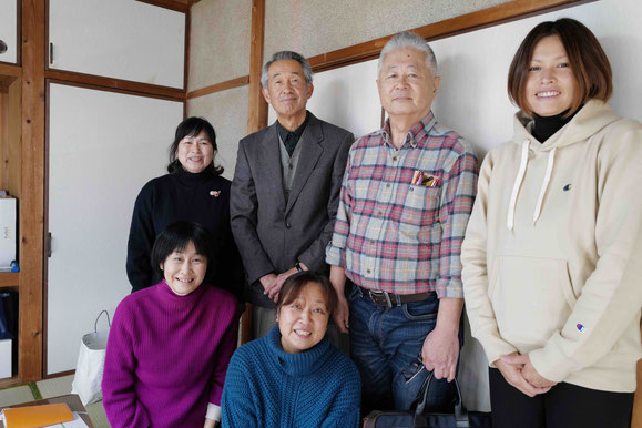 熊本県こども食堂ネットワークの島田代表理事(後列左から２番目)と主要メンバー、共同の山下社長(後列右から２番目)