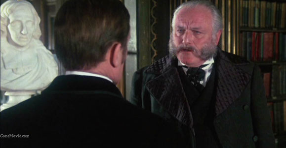 Mycroft Holmes, joué par Charles Gray, qui le rejouera pour la série de la Granada.