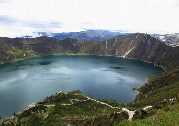Der Quilotoa, ein 3914 m hoher, seit 800 Jahren schlafender Vulkan mit seinem faszinierenden, 250 m tiefen Kratersee.