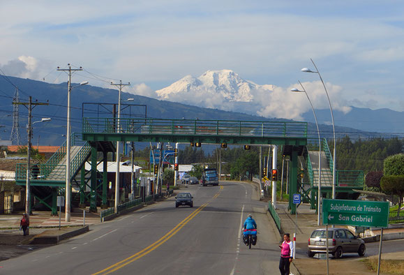 Und plötzlich taucht er auf, der erste Vulkan in Ecuador, den wir sehen (vermutlich der Cayambe, 5790 m).