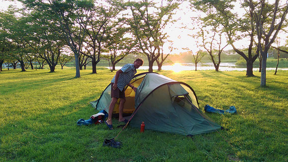 Wir finden immer wieder idyllische, ruhige Zeltplätze. Die offizielle Campingsaison ist in Japan gegen Ende August zu Ende.