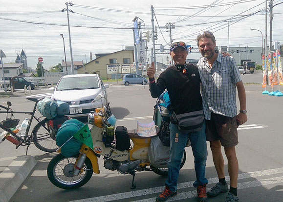 Saetou ist mit seinem Moped unterwegs. Er überlässt uns seine Strassenkarte und lädt uns ein, ihn in Nagoya zu besuchen. Werden wir gerne machen! See you soon!