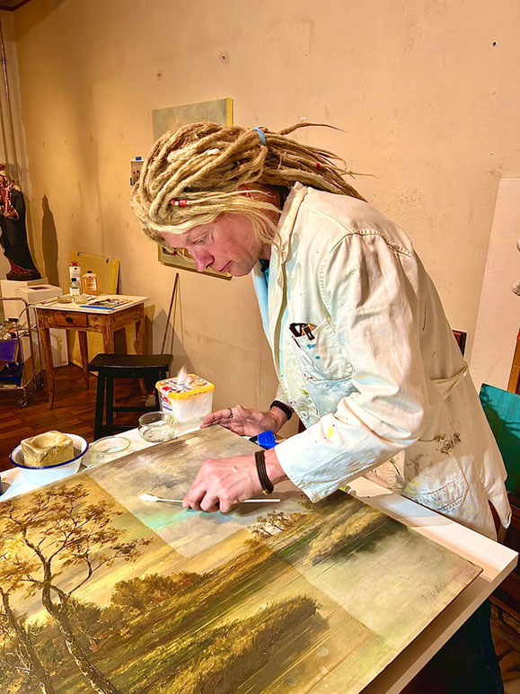 Restaurator René Claus von Aufwind bei der Arbeit an einem alten Gemälde – professionelle Gemälderestaurierung im Atelier.