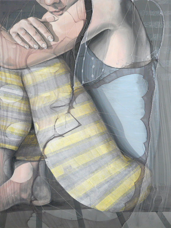Œuvre contemporaine de Settimia Taroux intitulée « Kintsugi, Flore » : figure féminine dans une posture introspective, mêlant douceur, vulnérabilité et réparation intérieure : textiles et collages superposés évoquent les cicatrices du corps et de l'âme