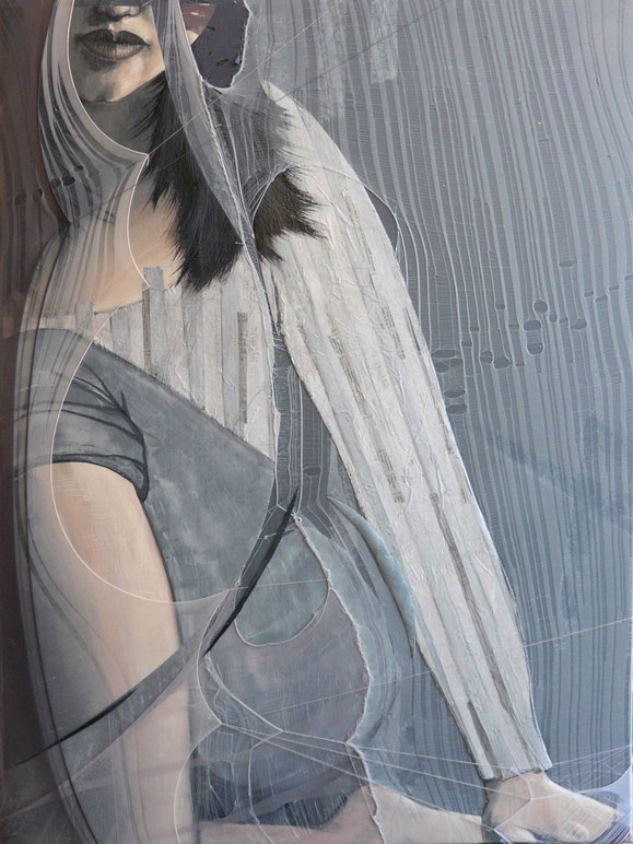 Oeuvre contemporaine de Settimia Taroux intitulée « Kintsugi, Lucie », explorant la féminité et la résilience à travers des textures mixtes et une palette gris-bleu : les cicatrices visibles évoquent beauté et de force. 