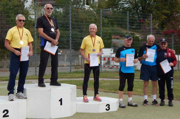 Walter Held (2. v. r.) und Kurt Büttler (3. v. r.) bei der Siegerehrung.