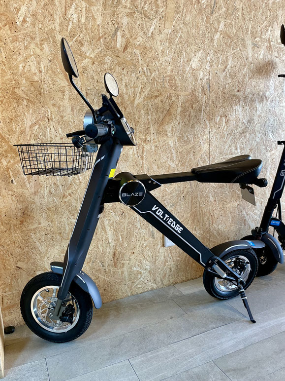 ブレイズ SMART EV に前カゴを取り付けた車両全体の横撮り画像。