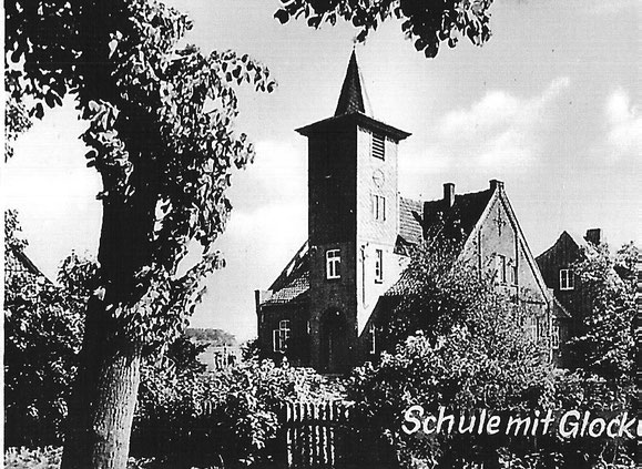 Altes Schulhaus mit Glockenturm