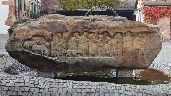 Brunnenstein Südansicht - Relief Einzug der Wallonen 1579