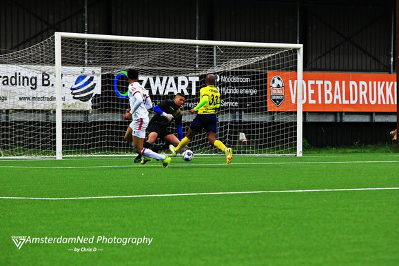 Goal 2-0, door een actie van Aaron Agbomsom