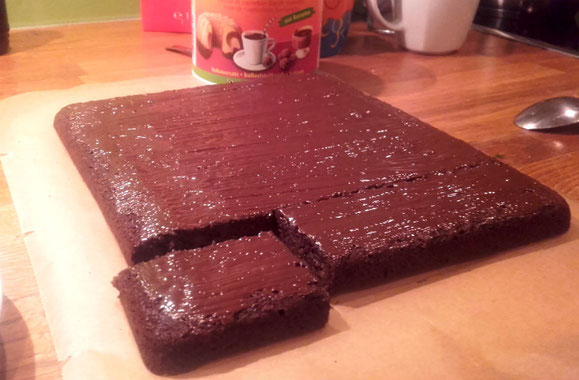 Fertig gebacken, gestürzt und verputzt: Hinten mache ich bewusst keine Schleichwerbung für das Carob-Pulver von Schneewittchen. Oder wars das Rotkäppchen? So eine Märchentrulla halt. (Foto: Frank Butschbacher)