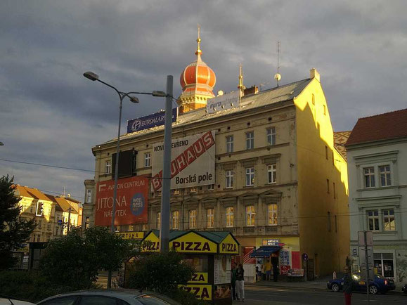 Turm der Großen Synagoge in Pilsen, hinter einem Nachbargebäude versteckt