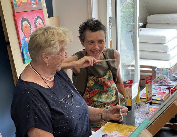 Vriendinnen en familie schilderen samen een bijzonder thema voor de aanstaande baby tijdens de schilderworkshop in Breda. Het leukste babyshower uitje!