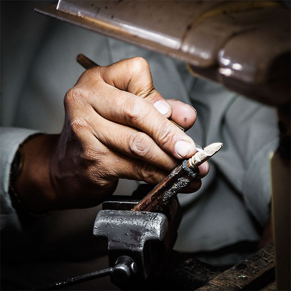 También en el mercado puedes encontrar a muchos artesanos y joyeros. Aquí un viejo artesano tallando madera.